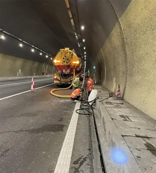 霍山隧道排水渠清淤